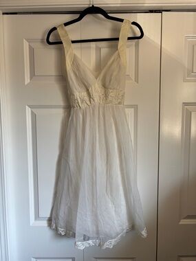 Vintage 70s Women's Cream Lace-Detail Chemise Slip